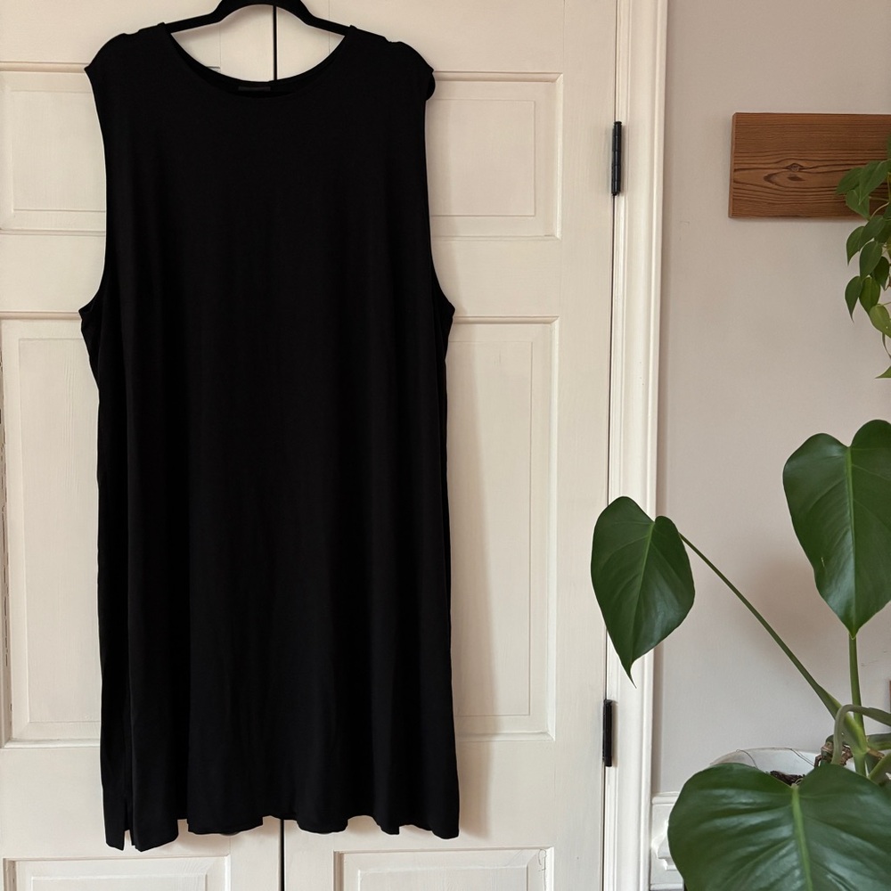 Black Sleeveless Shift Dress - Classic Everyday Style